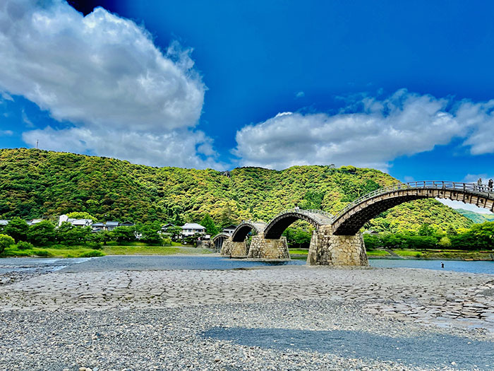 山口県岩国市の錦帯橋と青空